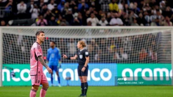 LIONEL MESSI - (Arsip) Penyerang Inter Miami #10 Lionel Messi selama pertandingan persahabatan kontra Al Nassr di Stadion Kingdom Arena pada 1 Februari 2024.