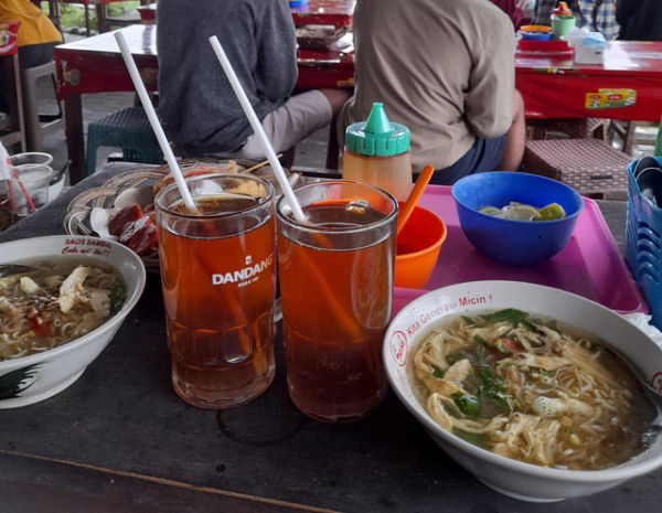 Soto porsi mangkuk besar dan teh hangat di Soto Sawah Semarang. (Dokumentasi pribadi penulis)