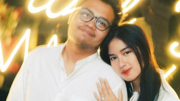 OCHI DINIKAHI PILOT - Ochi Rosdiana kini resmi menjadi istri seorang pilot, dinikahi dengan mas kawin 22,25 gram pada 2 Februari 2025. 