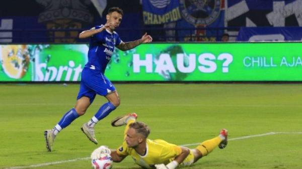 Pemain Persib Bandung, Tyronne del Pino gagal mencetak gol setelah bola berhasil ditangkap kiper Dewa United, Marciano Stevens pada lanjutan Liga 1 2024-2025 di Stadion Gelora Bandung Lautan Api (GBLA), Kota Bandung, Jawa Barat, Jumat (17/1/2025).