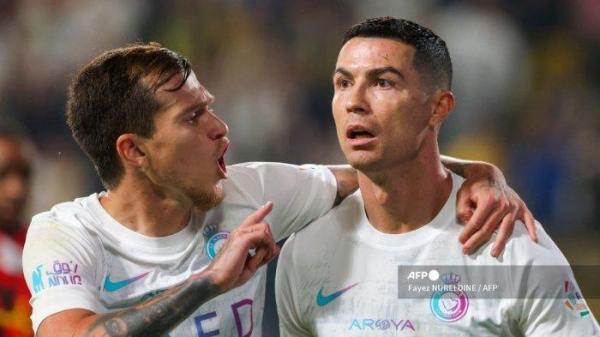 USIA CRISTIANO RONALDO - Penyerang Al Nassr Portugal #07 Cristiano Ronaldo (kanan) merayakan golnya bersama gelandang Nassr Portugal #25 Otavio (Kiri) selama pertandingan sepak bola Liga Pro Saudi antara Al-Nassr dan Al-Riyadh di Stadion al-Awwal Park di Riyadh pada 8 Desember 2023. Fayez NURELDINE / AFP