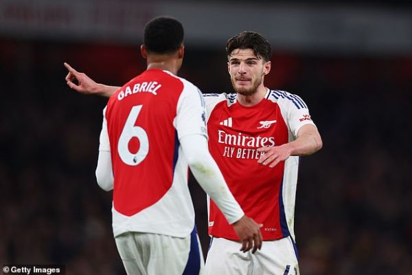 The midfielder was spotted telling his young teammates to keep their focus in the match