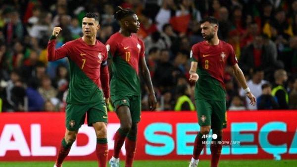 CRISTIANO RONALDO - Penyerang Portugal #07 Cristiano Ronaldo merayakan bersama rekan satu timnya setelah mencetak gol kedua timnya pada pertandingan sepak bola kualifikasi grup A putaran pertama EURO 2024 antara Portugal dan Slovakia di stadion Dragao di Porto pada 13 Oktober 2023. (Foto arsip diambil pada 13 Oktober 2023).