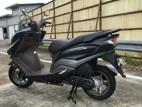Suzuki Burgman Street 125 EX dilengkapi jok lebar dan empuk.