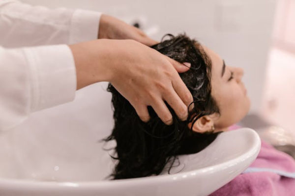 Ilustrasi rekomendasi shampoo untuk rambut mengembang. <div class=