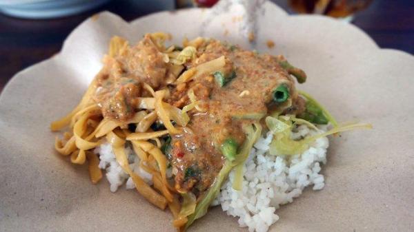 Sajian nasi pecel di Pecel Sor Asem yang letaknya tersembunyi di belakang Pasar Triwindu, Kota Surakarta, Jawa Tengah, Rabu (13/10/2021). 
