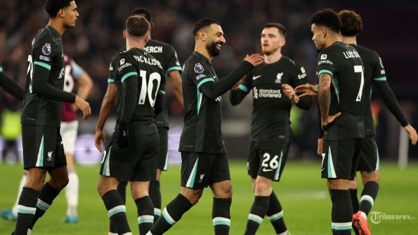 Striker Liverpool asal Mesir #11 Mohamed Salah merayakan mencetak gol ketiga tim selama pertandingan sepak bola Liga Premier Inggris antara West Ham United dan Liverpool di Stadion London, di London pada 29 Desember 2024. (Photo by Adrian Dennis / AFP)