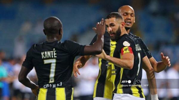 Penyerang Al Ittihad #09 Karim Benzema merayakan setelah mencetak gol pertama timnya ke gawang Al-Riyadh selama pertandingan sepak bola Liga Pro Saudi di stadion Pangeran Faisal Bin Fahd di Riyadh pada 24 Agustus 2023.