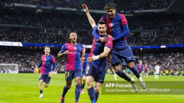 Robert Lewandowski dari FC Barcelona merayakan gol bersama Lamine Yamal selama pertandingan sepak bola La Liga Spanyol antara Real Madrid CF dan FC Barcelona pada 26 Oktober 2024 di stadion Santiago Bernabeu di Madrid, Spanyol - Foto Oscar J Barroso / Spain DPPI / DPPI