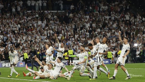 Para pemain Real Madrid merayakan kemenangan di akhir pertandingan sepak bola leg kedua semifinal Liga Champions UEFA antara Real Madrid CF dan FC Bayern Munich di stadion Santiago Bernabeu di Madrid pada 8 Mei 2024. <div class=