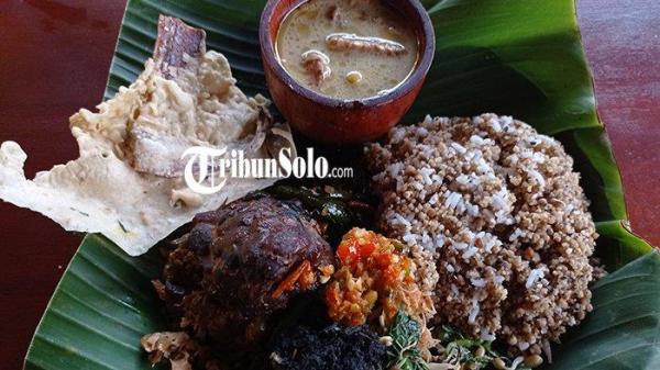 KULINER WONOGIRI - Sego Tiwul Simbok di Pondok Makan Tebing Grenjengan Wonogiri, 11 Juli 2023 lalu.
