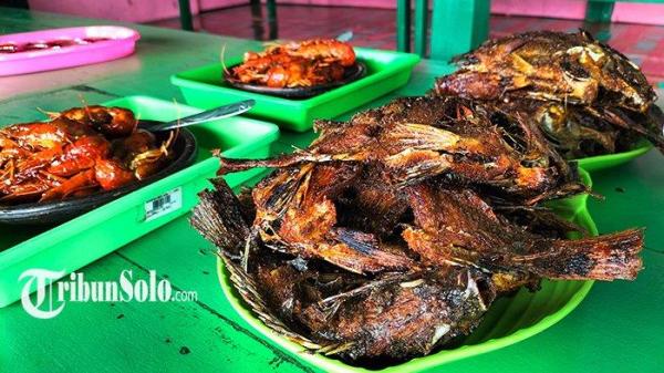 KULINER NILA BAKAR - Sajian ikan nila bakar di Warung Apung Jati Songo AA di area Waduk Kedung Ombo, yang beralamat di Desa Ngargosari, Kecamatan Sumberlawang, Kabupaten Sragen, 18 Juni 2023 lalu.