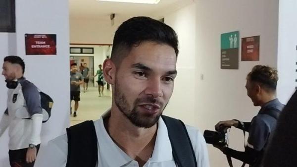 Stopper Timnas Indonesia, Sandy Walsh di Mixedzone Stadion GBT, Jumat (8/9/2023).