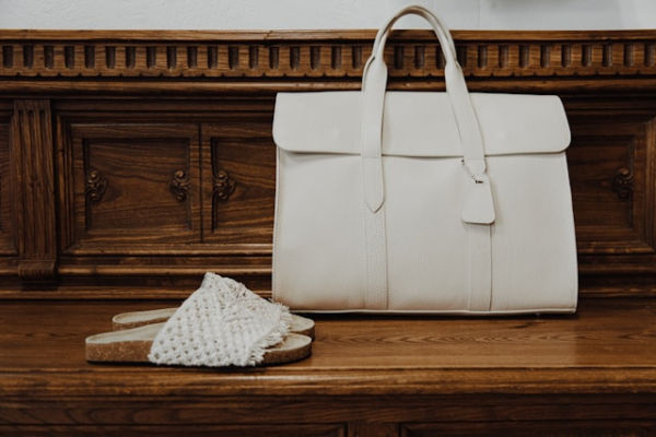 (angka)merek tas branded menengah, Photo by Simona Sergi on Unsplash