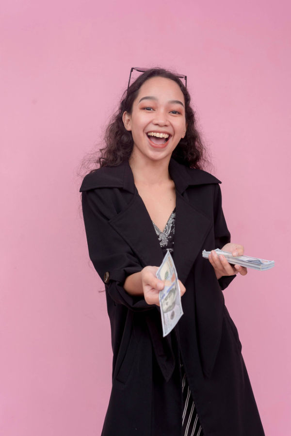 Ilustrasi perempuan mengeluarkan uang secara impulsif. Foto: MDV Edwards/Shutterstock