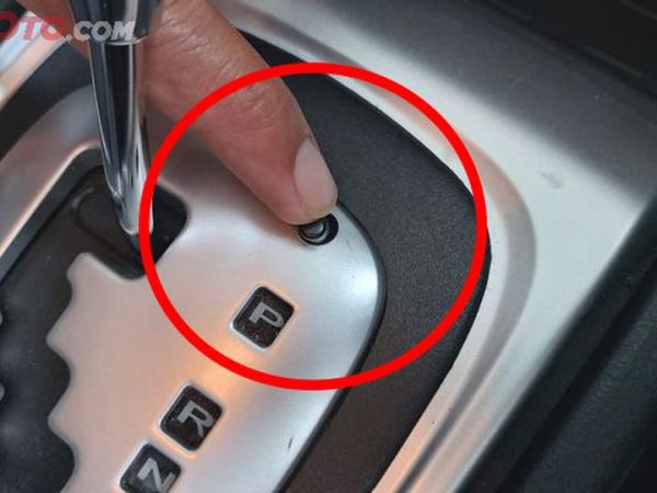 Di dekat tuas transmisi mobil matic ada tombol kecil, ini fungsinya.