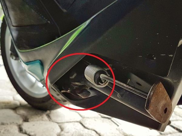 Switch standar samping kotor bisa menyebabkan Yamaha NMAX sulit dinyalakan