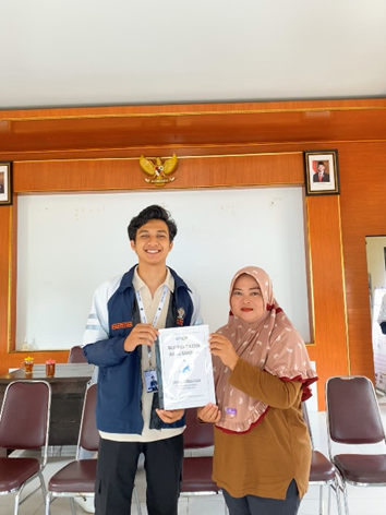 Penyerahan buku catatan bank sampah kepada kader bank sampah Desa Juragan (7/1/25). Source : Pribadi