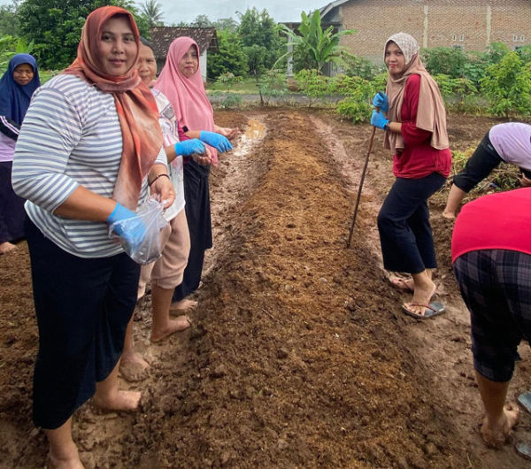 Ibu-ibu warga Desa Tanjungan yang mengikuti perlombaan menanam sayur. <div class=