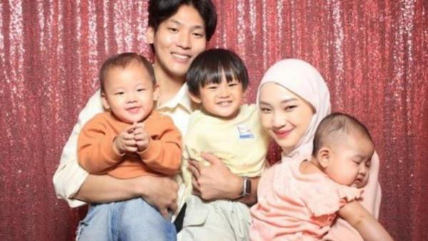 KELUARGA JULIA PRASTINI - Setelah Julia Prastini menikah dengan pria asal Korea bernama Na Dae Hoon, mereka dikaruniai tiga orang anak.