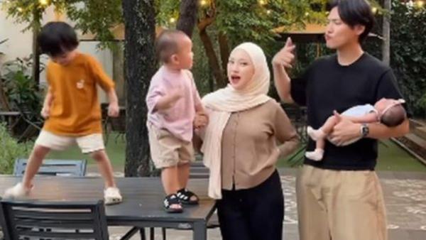 KELUARGA JULIA PRASTINI - Ketika hamil anak ketiga, Julia sempat merasa khawatir karena jarak usia yang cukup dekat antara ketiga buah hatinya. 