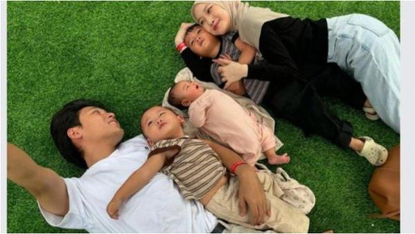 KELUARGA JULIA PRASTINI - Telah memiliki keluarga kecil yang lengkap dan bahagia, Julia Prastini pun berdoa agar selalu dilindungi.