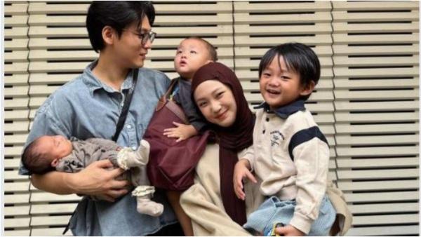 KELUARGA JULIA PRASTINI - Banyak netizen yang merasa gemas dengan ketiga anak pasangan ini. 