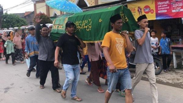 PERISTIRAHATAN TERAKHIR. Puluhan warga mengiringi pemakaman nenek Bimih (72) yang diduga menjadi korban perampokan di kediamannya yang juga dijadikan toko kelontong di Jalan Pulo Rengas RT 07 RW 03, Desa Sindang Jaya, Kecamatan Cabangbungin, Kabupaten Bekasi pada Senin (10/2/2025) dinihari. Polisi masih menelusuri kasus ini.