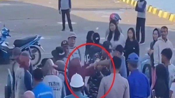 DITINGGAL KEKASIH - Tangkapan layer video viral wanita berbaju merah nangis histeris di pelabuhan karena tak rela ditinggal kekasih naik kapal untuk merantau. Insiden ini terjadi di Pelabuhan Passarang, Kabupaten Majene, Sulawesi Barat (Sulbar), Sabtu (8/2/2025).