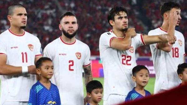 Para pemain Timnas Indonesia (dari kiri ke kanan), Ragnar Oratmangoen, Calvin Verdonk, Nathan Tjoe A On, dan Ivar Jenner, jelang pertandingan kualifikasi Piala Dunia 2026 melawan Australia di Stadion Gelora Bung Karno Senayan, Jakarta, Selasa (10/9/2024). Timnas Indonesia kini mendapat amunisi baru dari tiga pemain.