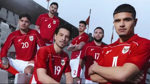 Shayne Pattynama, Sandy Walsh, Thom Haye, Mees Hilgers, Calvin Verdonk, dan Ragnar Oratmangoen saat mengenakan jersey kandang baru Timnas Indonesia dalam unggahan Erspo di Instagram, Kamis (23/1/2025). 