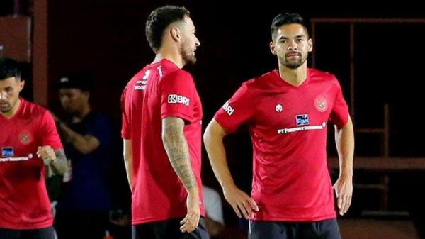 PINDAH LAGA - Foto dokumen jelang FIFA Matchday melawan Turkmenistan, pemain Timnas Indonesia Sandy Walsh latihan besama di Lapangan Thor Surabaya, Selasa (5/9/2023) malam. Sandy Walsh kini dilaporkan akan bermain di Liga Jepang, Jumat (7/2/2025).