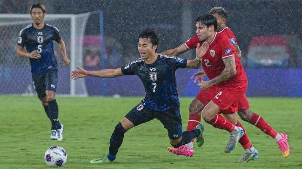 Pemain Timnas Jepang Kaoru Mitoma diadang pemain Timnas Indonesia Kevin Diks dalam pertandingan Kualifikasi Piala Dunia 2026 Zona Asia antara Indonesia vs Jepang, Jumat (15/11/2024) di Stadion Gelora Bung Karno Jakarta.
