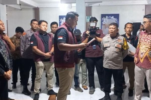 Bareskrim Polri saat menyampaikan maksud dan tujuan mereka sebelum menggeledah rumah Kepala Desa Kohod, Arsin.