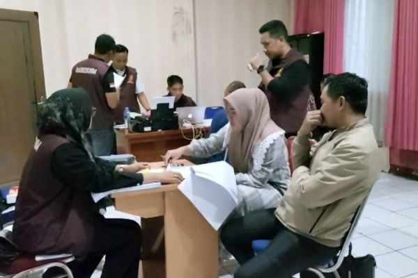Istri dan adik Kepala Desa Kohod, Arsin diperiksa Bareskrim Polri di Polsek Pakuhaji.