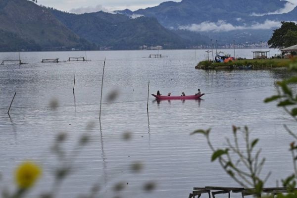 Warga mendayung perahu kayunya saat memancing di Danau Laut Tawar, Takengon, Aceh, Senin (19/9/2022). <div class=