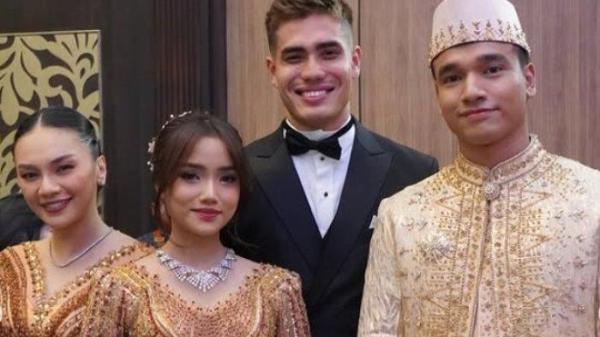 Aisar Khaled saat hadir di pernikahan kakak Fuji, Frans Faisal.