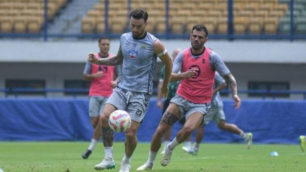 LATIHAN PERSIB - Dua pemain Persib, Marc Klok dan Tyronne Del Pino berlatih di Stadion Gelora Bandung Lautan Api, Selasa, 11 Februari 2025.