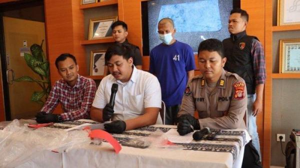 SUAMI BUNUH ISTRI- (Tengah baju tahanan biru) Agus Prasetyo (40), pelaku pembunuhan terhadap istrinya, W (33) saat dihadirkan di Polres Bantul. Selasa (11/2/2025)  Agus mengaku sempat tidur serumah dengan jasad korban sebelum akhirnya ditemukan warga tiga hari kemudian, pada 4 Februari lalu.