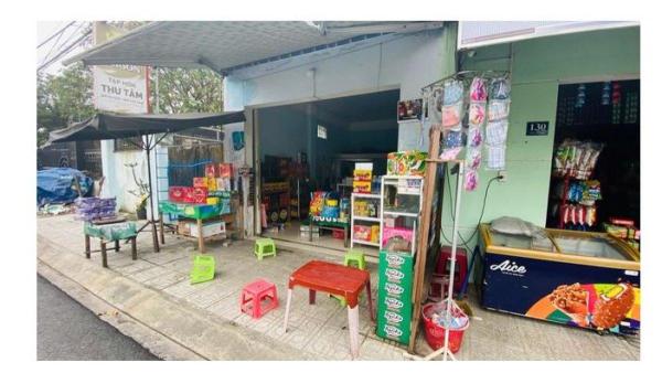 PRIA NIKAHI 2 WANITA - Ibu D membawa anaknya kembali ke rumah ibunya, di sebuah toko kelontong kecil di Vinh Dien, kota Dien Ban, provinsi Quang Nam.