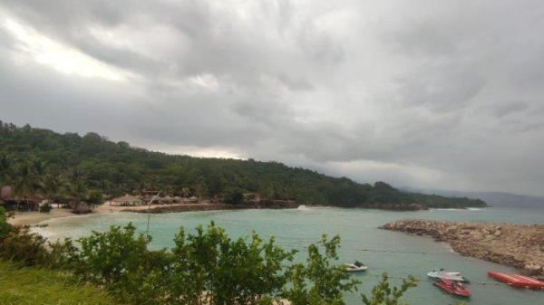WISATA: Pantai Batu Buaya di Kabupaten Boltim, Sulawesi Utara. Ikon Wisata Barufhfh