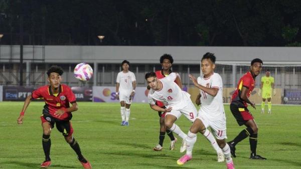 TIMNAS U20 - Pesepak bola Timnas Indonesia U-20 Jens Raven berebut bola dengan persepak bola Timnas Timor Leste U-20 pada pertandingan Grup F Kualifikasi Piala Asia U-20 2025 di Stadion Madya Gelora Bung Karno, Jakarta Selatan, Jumat (27/9/2024). Tribunews/Jeprima