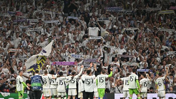 SELEBRASI REAL MADRID - Para pemain Real Madrid merayakan kemenangan mereka di akhir pertandingan sepak bola leg kedua semifinal Liga Champions UEFA antara Real Madrid CF dan FC Bayern Munich di stadion Santiago Bernabeu di Madrid pada 8 Mei 2024. (Foto arsip Mei 2024)(Photo by JAVIER SORIANO / AFP)