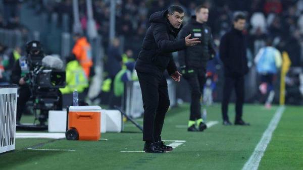 Pelatih AC Milan Sergio Conceicao saat berikan instruksi pada pertandingan Liga Italia pekan 21 melawan Juventus di Stadion Allianz, Turin, Minggu (19/1/2025). AC Milan kalah 2-0.