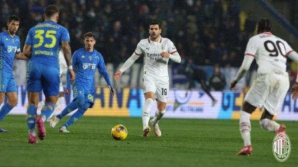 AC MILANG MENANG - Theo Hernandez (tengah) melakukan scanning pada pertandingan Liga Italia pekan 24 antara Empoli vs AC Milan di Stadion Carlo Castellani, Empoli, Minggu (9/2/2025) dini hari WIB. AC Milan menang 2-0.