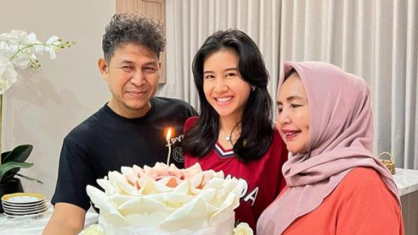 MERTUA ANGGA YUNANDA -  Inilah sosok Harris Cinnamon, ayah mertua Angga Yunanda yang ternyata bukan orang sembarangan. Seorang produser dan sutradara film.