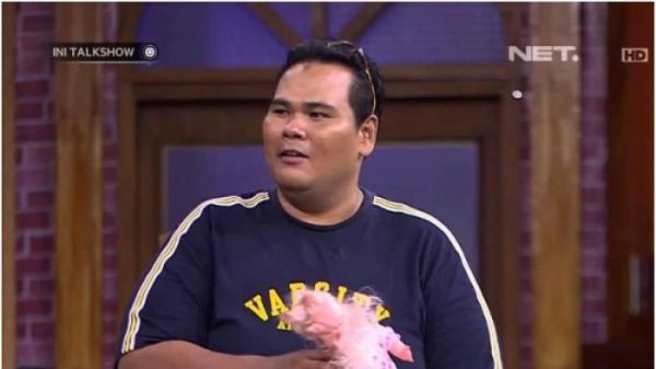 NASIB MIRIS FAHMI BO: Tangkapan layar artis lawas Fahmi Bo saat tampil di acara televisi. Kondisi terbaru artis lawas Fahmi Bo mengejutkan. Dulu tenar Fahmi kini hidup sebatang kara tanpa anak dan istri, Fahmi mengaku diabaikan teman artis.