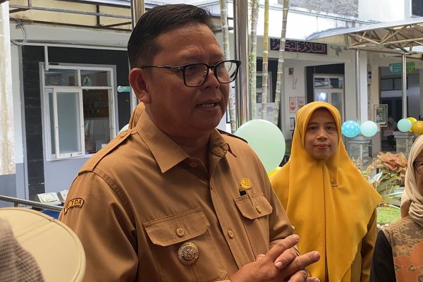 Pj Wali Kota Sukabumi, Kusmana Hartadji. saat memberilan respons atas terjadinya kasus viral denda hotel Rp1 juta, Senin (10/2/2025).