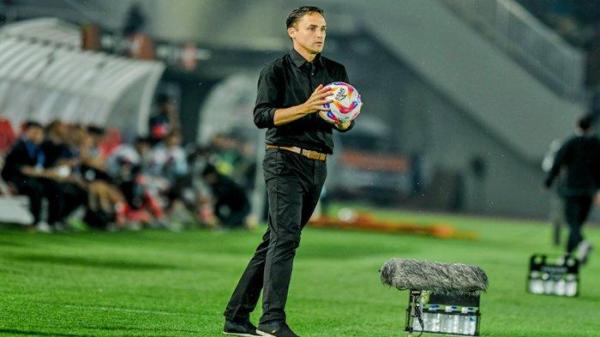 DI UJUNG TANDUK - Pelatih Persebaya Surabaya, Paul Munster, saat memimpin tim menghadapi Persis Solo di Stadion Manahan, Solo, Jumat (7/2/2025) malam ini. <div class=