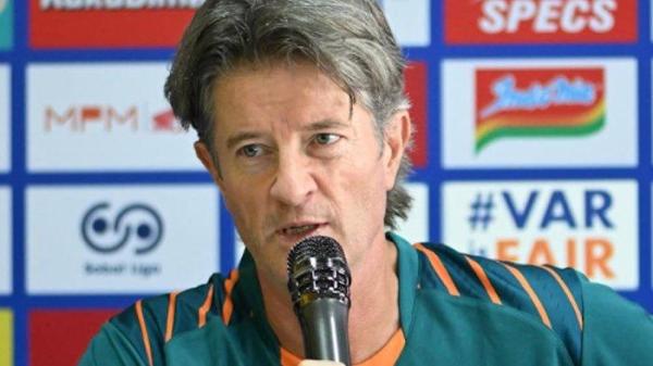 Eks Pelatih Borneo FC, Pieter Huistra saat press conference jelang pertandingan Liga 1 2024/2025. Huistra kini berstatus tanpa klub usai dipecat Borneo FC